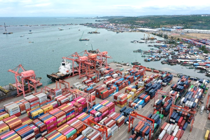 Container yard overflowing with containers