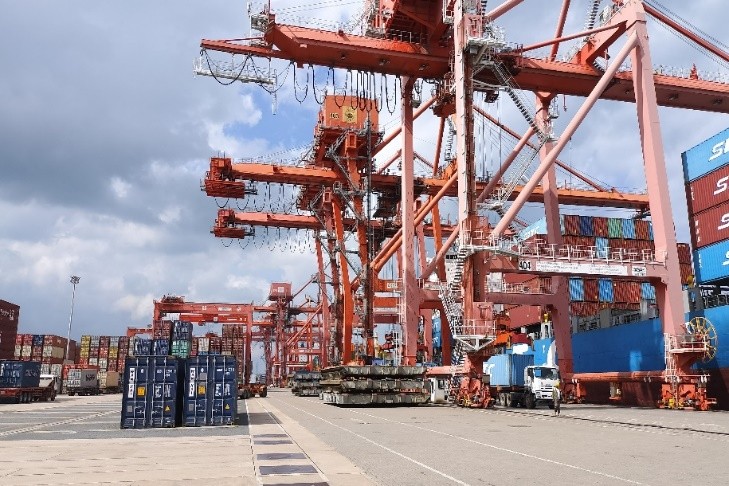 Container handling at quayside